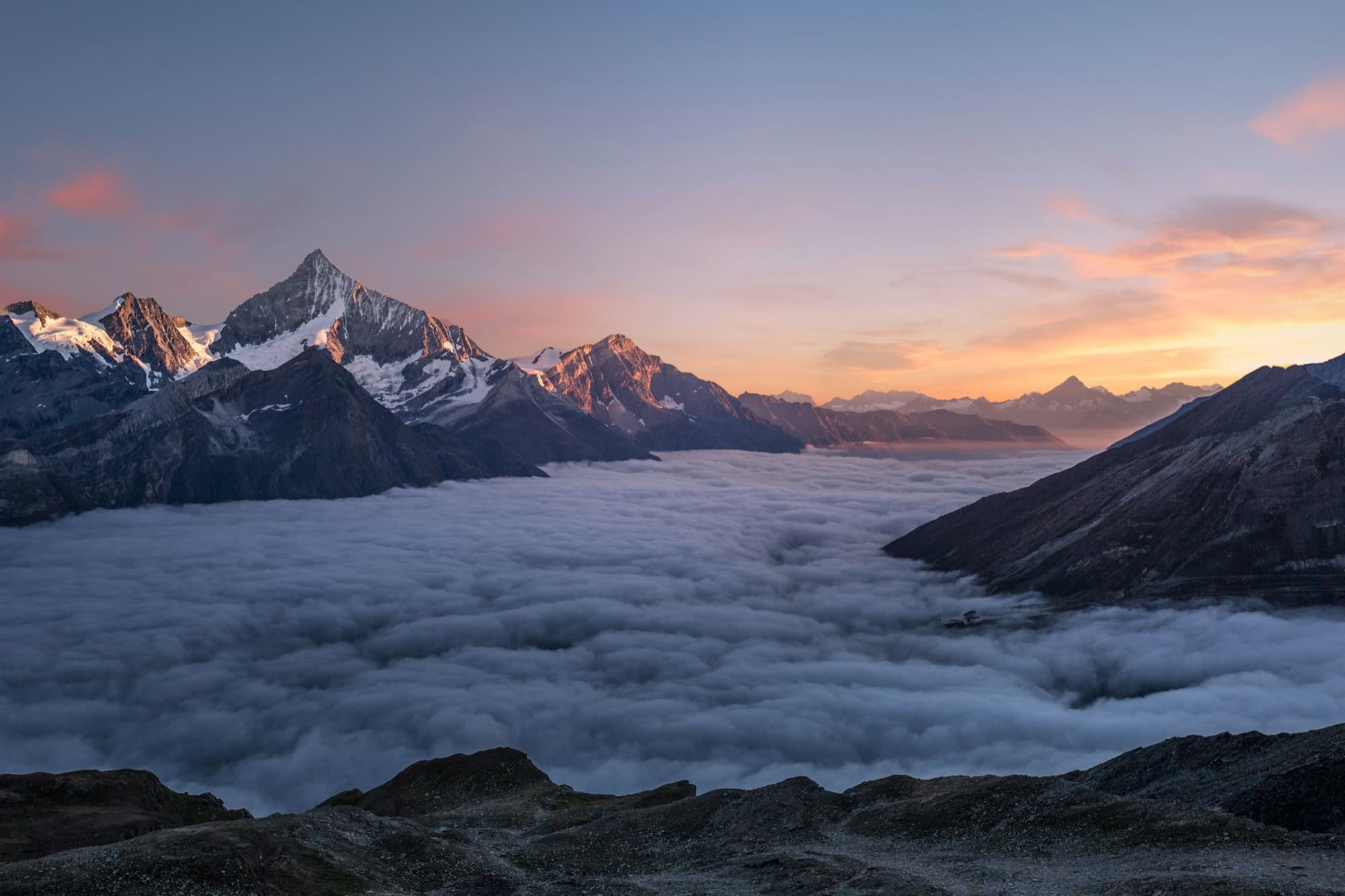 Paesaggio outdoor al tramonto: il mondo in cui Rifugio Group sviluppa progetti, negozi ed eventi.